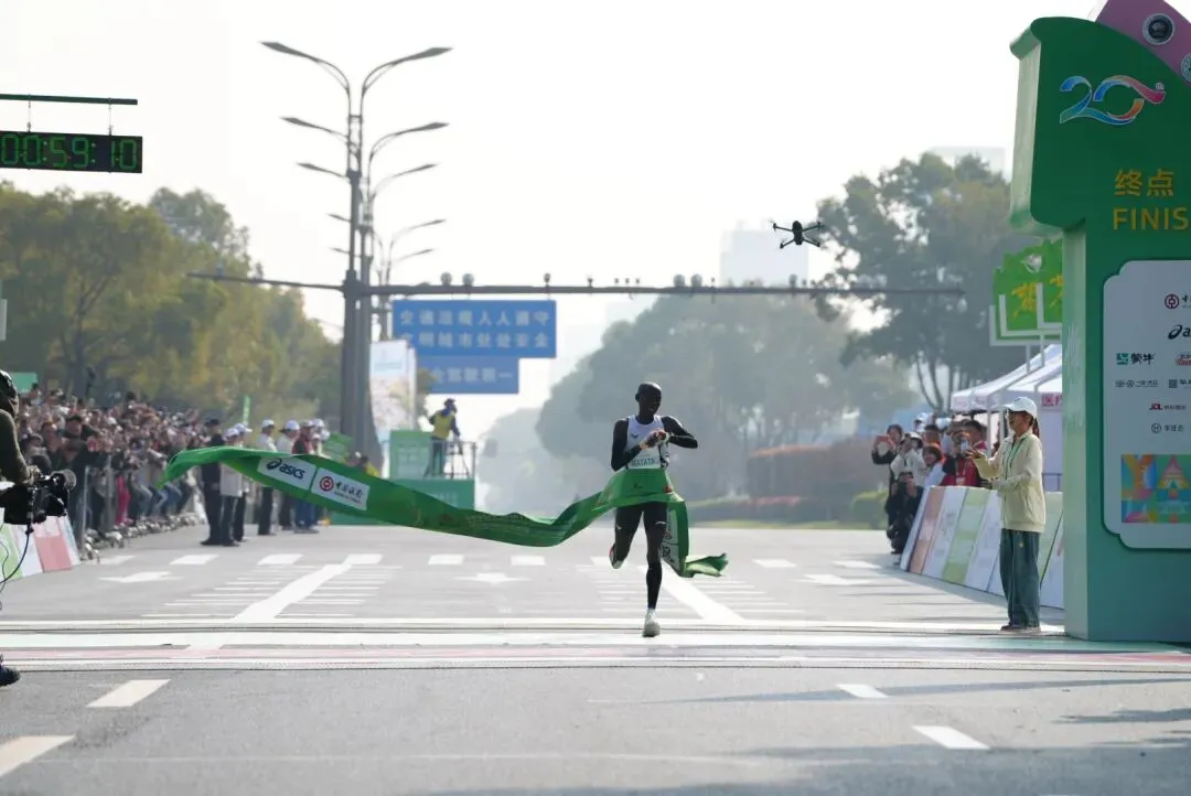 2026扬马冠军出炉!市场监管部门守牢跑者“舌尖安全”