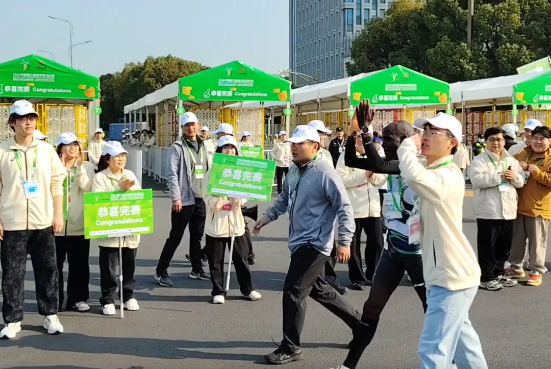 2026扬马冠军出炉!市场监管部门守牢跑者“舌尖安全”