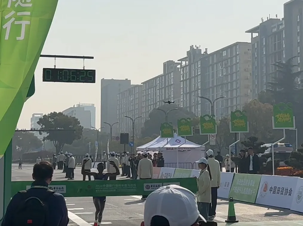 2026扬马冠军出炉!市场监管部门守牢跑者“舌尖安全”