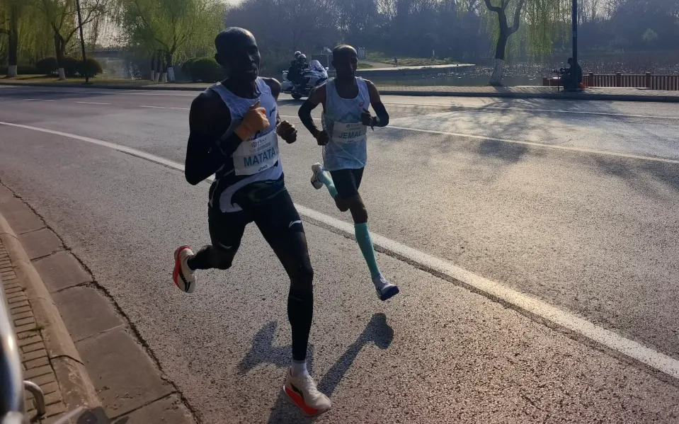 2026扬马冠军出炉!市场监管部门守牢跑者“舌尖安全”