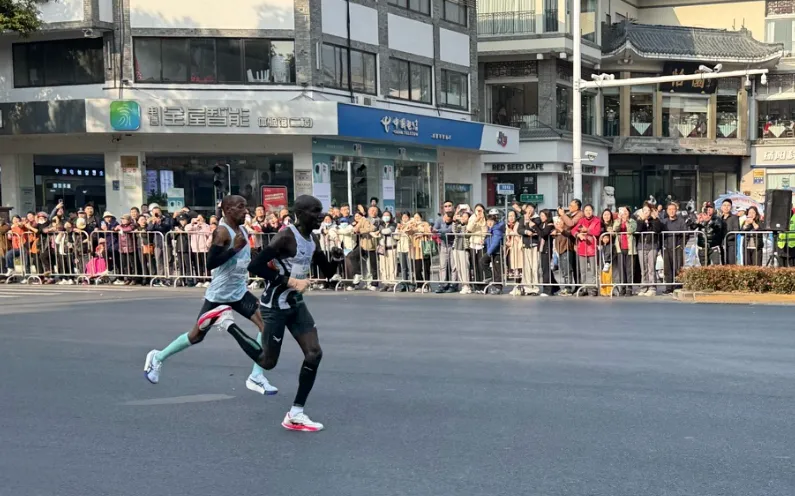 2026扬马冠军出炉!市场监管部门守牢跑者“舌尖安全”