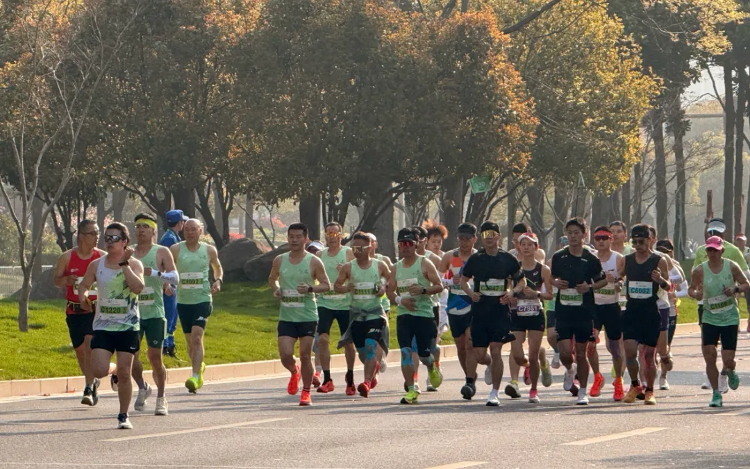 2026扬马冠军出炉!市场监管部门守牢跑者“舌尖安全”