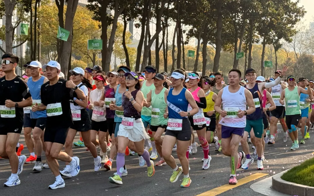 2026扬马冠军出炉!市场监管部门守牢跑者“舌尖安全”