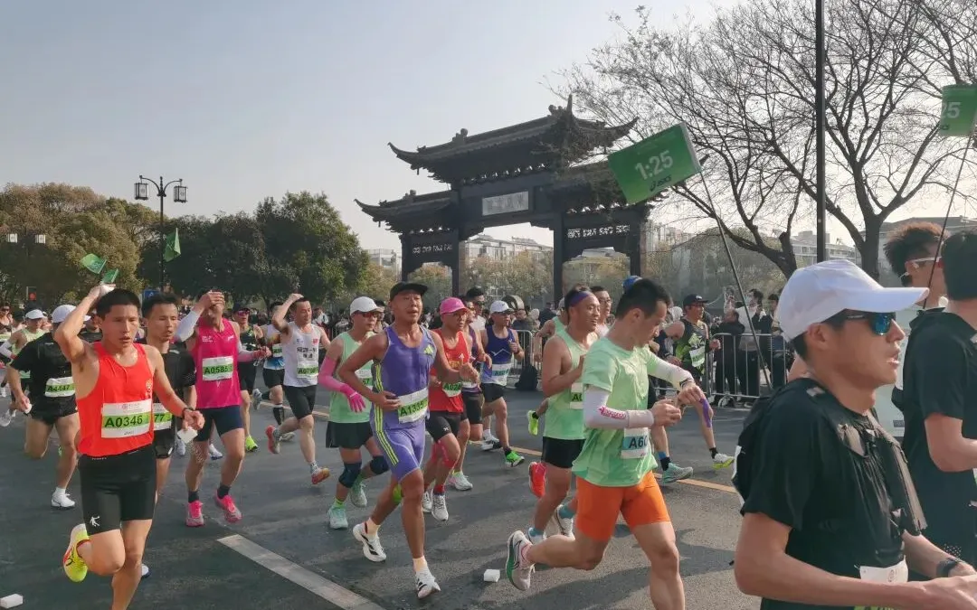 2026扬马冠军出炉!市场监管部门守牢跑者“舌尖安全”