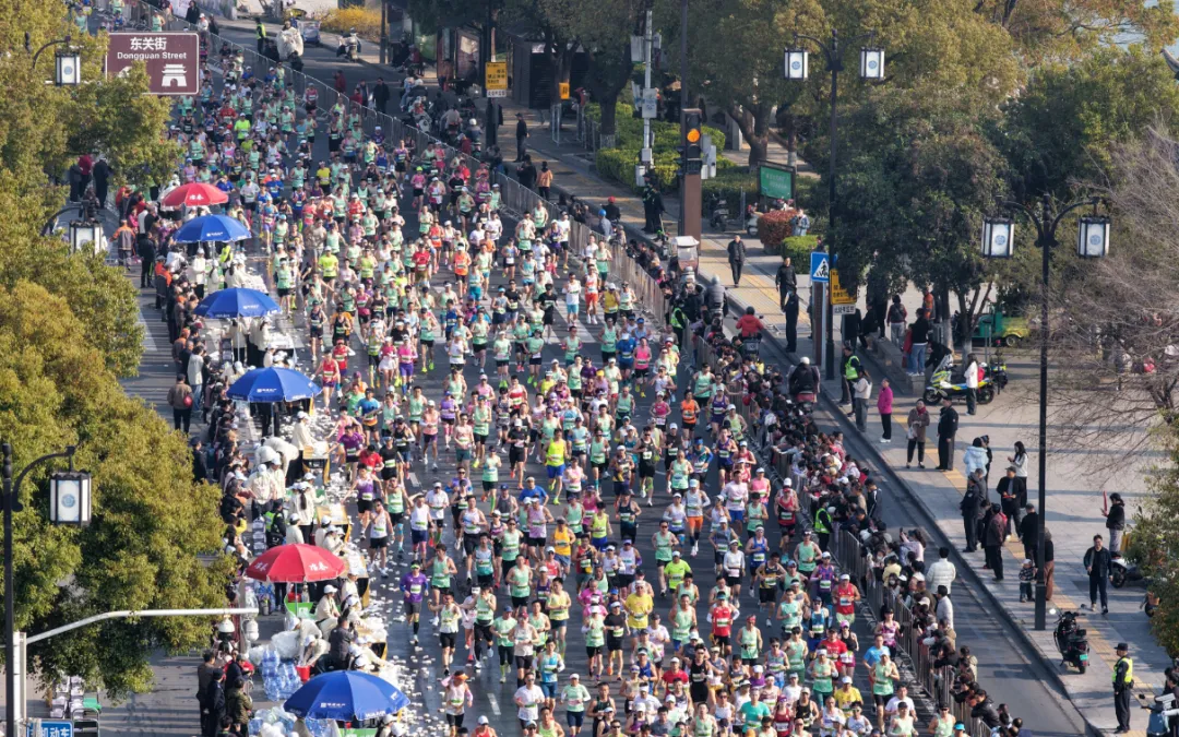 2026扬马冠军出炉!市场监管部门守牢跑者“舌尖安全”