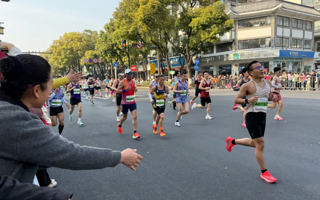 2026扬马冠军出炉!市场监管部门守牢跑者“舌尖安全”