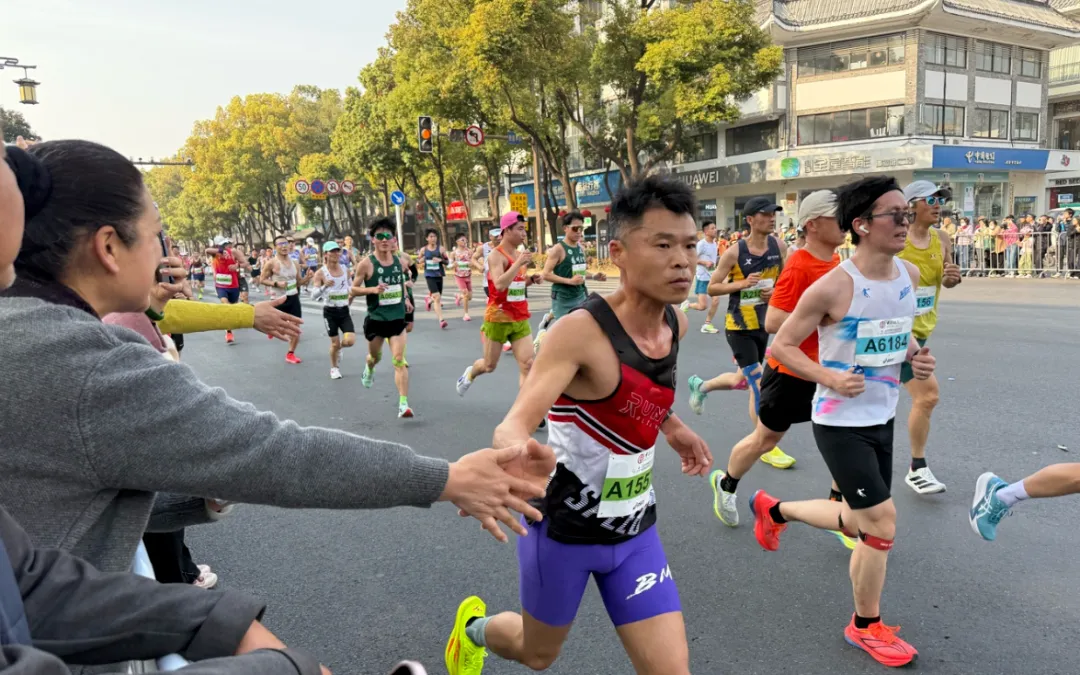 2026扬马冠军出炉!市场监管部门守牢跑者“舌尖安全”