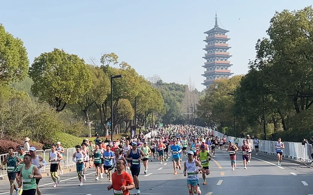 2026扬马冠军出炉!市场监管部门守牢跑者“舌尖安全”