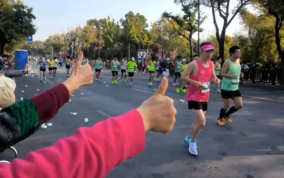 2026扬马冠军出炉!市场监管部门守牢跑者“舌尖安全”