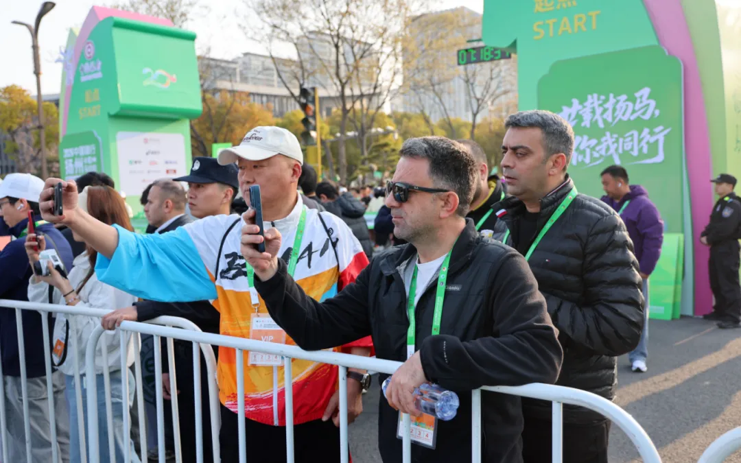 2026扬马冠军出炉!市场监管部门守牢跑者“舌尖安全”