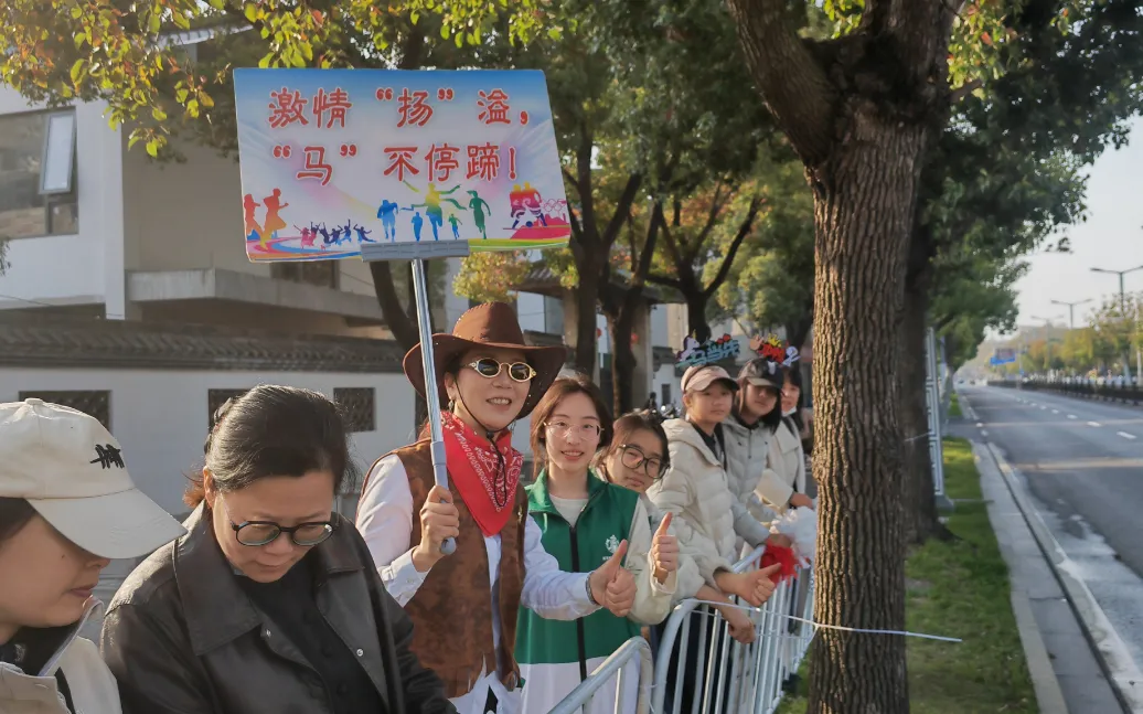 2026扬马冠军出炉!市场监管部门守牢跑者“舌尖安全”