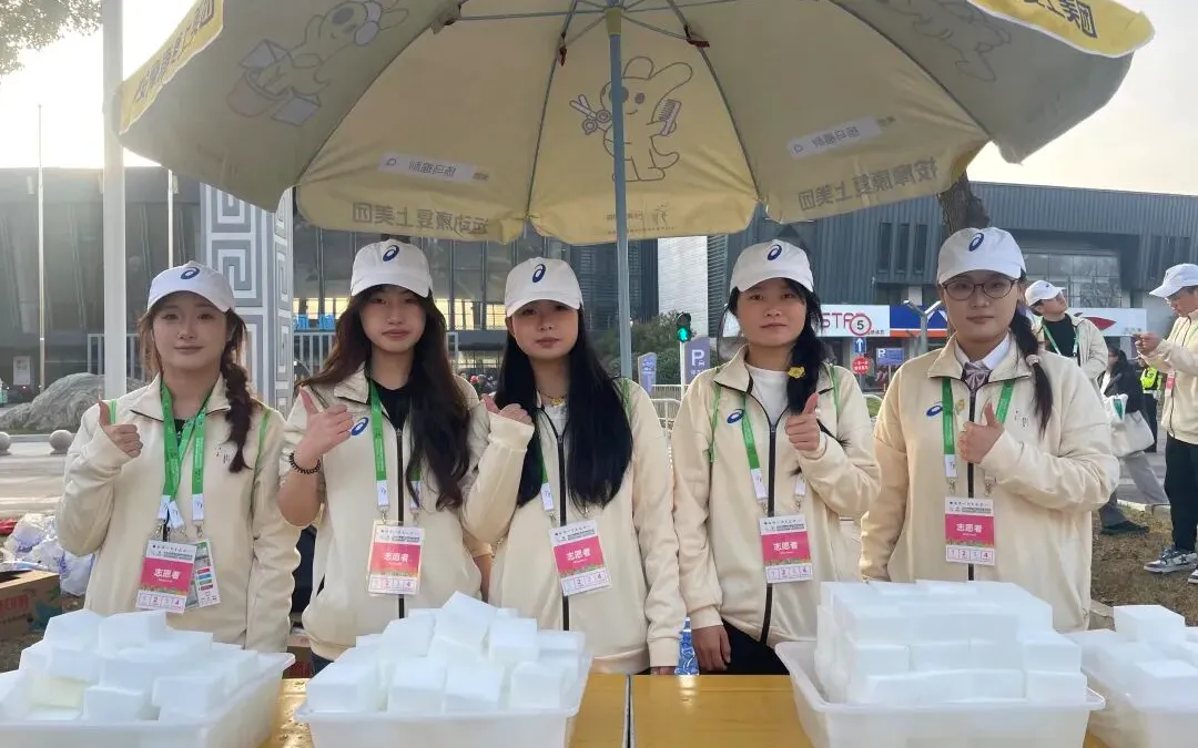 2026扬马冠军出炉!市场监管部门守牢跑者“舌尖安全”