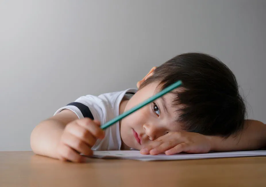 《焦虑营销下的教育“军备竞赛”:你的孩子,真的需要十八般武艺吗?》