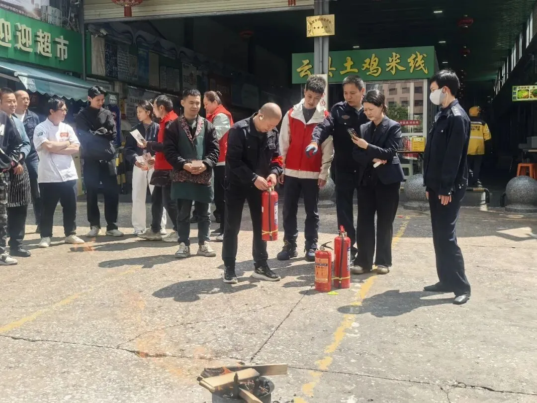 筑牢市场“防火墙”——小南门派出所组织开展消防安全培训