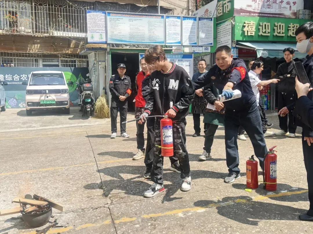 筑牢市场“防火墙”——小南门派出所组织开展消防安全培训