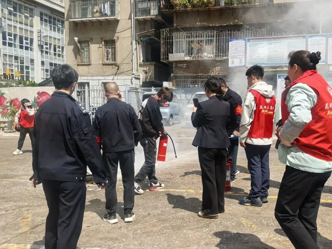 筑牢市场“防火墙”——小南门派出所组织开展消防安全培训