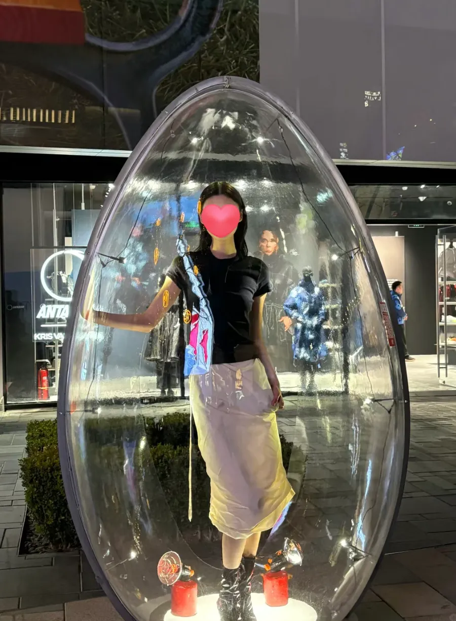 三里屯营销引争议:把模特放进透明装置,到底是艺术还是博眼球?