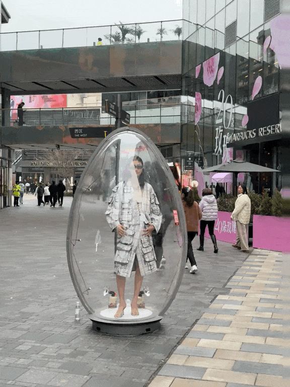 三里屯营销引争议:把模特放进透明装置,到底是艺术还是博眼球?