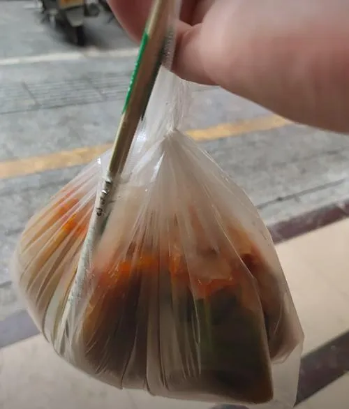 热米粉+塑料袋=?农贸市场早餐摊的这波操作,看完整个人都不好了