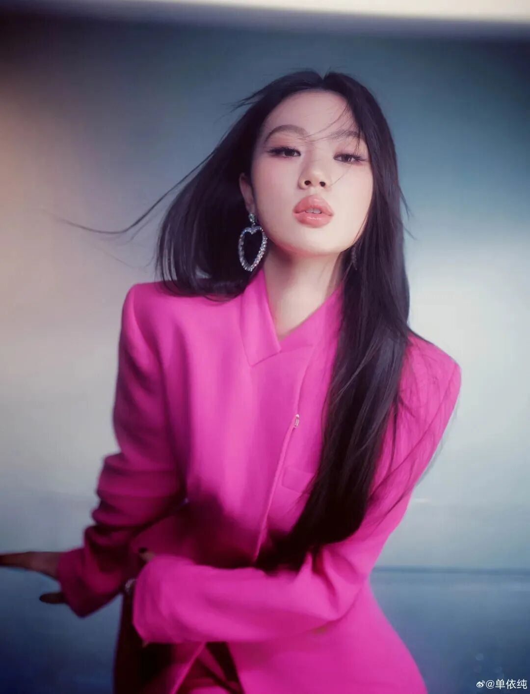 价格断崖式下跌,市场认为大户开始抛售;央视曝光:手机发烫或正被窃密【3月30日周一 新闻速览一分钟】