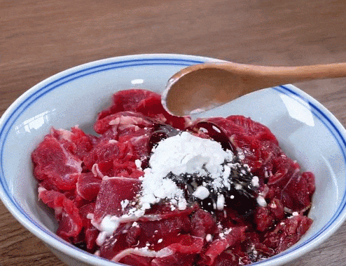 “人造假牛肉”可能存在在市场上!教你一招分辨,以后买牛肉认准这4点就可以!