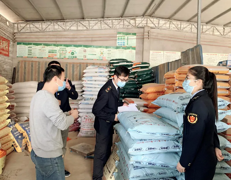 强化农资市场监管 助力春耕春种生产铁山港区市场监管局开展农资专项整治