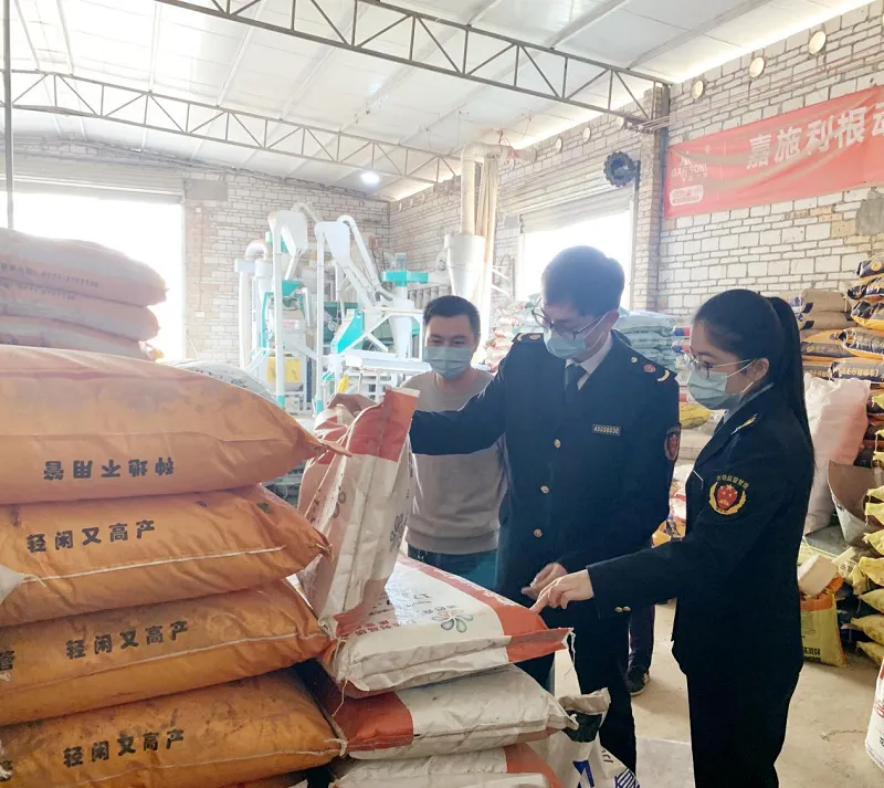 强化农资市场监管 助力春耕春种生产铁山港区市场监管局开展农资专项整治