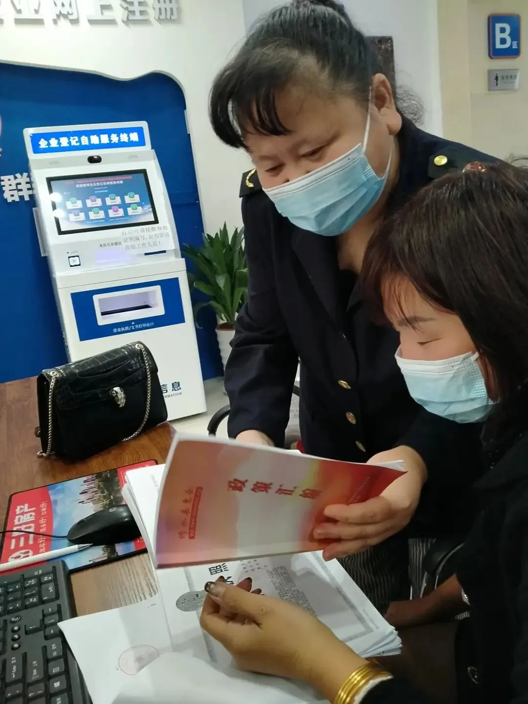 修水县市场监督管理局多措并举开展“营商环境日”宣传活动