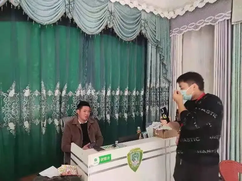 修水县市场监督管理局组织对全县餐饮店、药店从业人员开展核酸检测