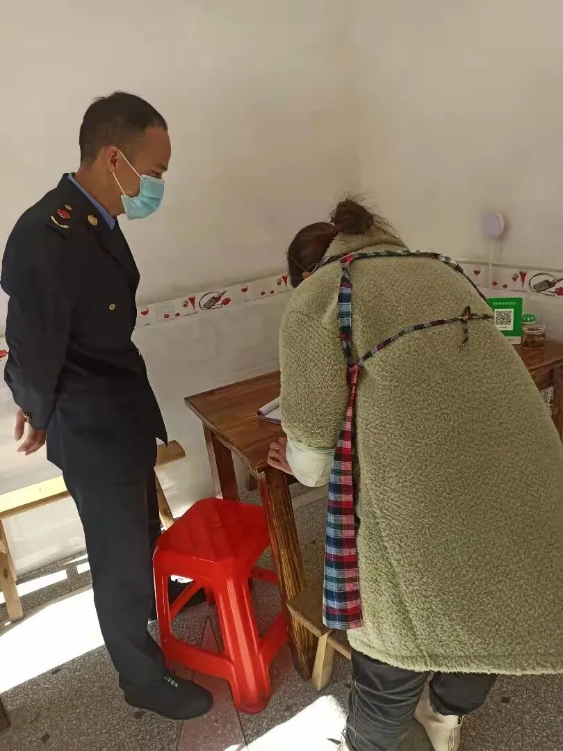 修水县市场监督管理局组织对全县餐饮店、药店从业人员开展核酸检测