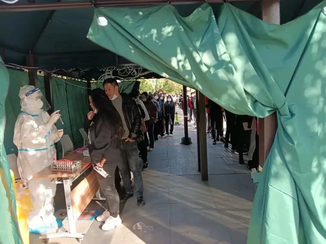 修水县市场监督管理局组织对全县餐饮店、药店从业人员开展核酸检测