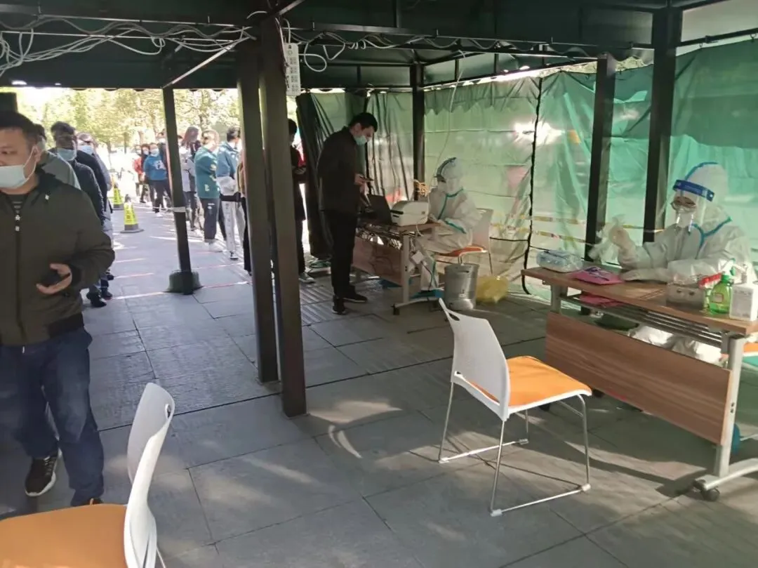 修水县市场监督管理局组织对全县餐饮店、药店从业人员开展核酸检测