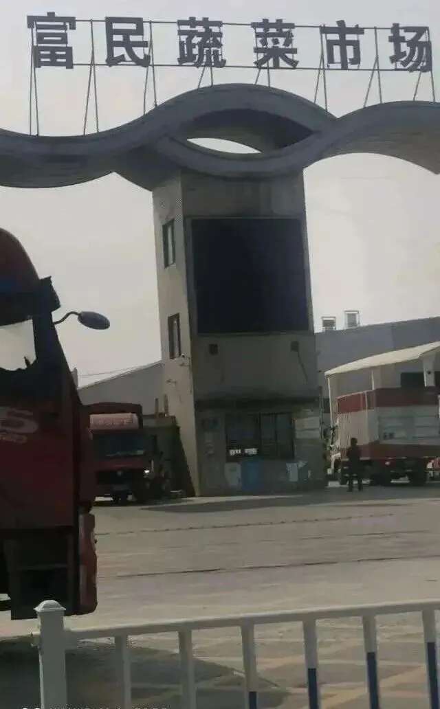 太恶心了!盐城富民市场对面绿化带变“露天厕所”好几年