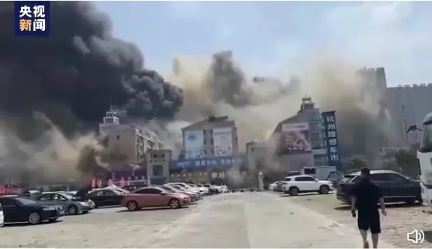 杭州一市场发生火灾,救援正在进行