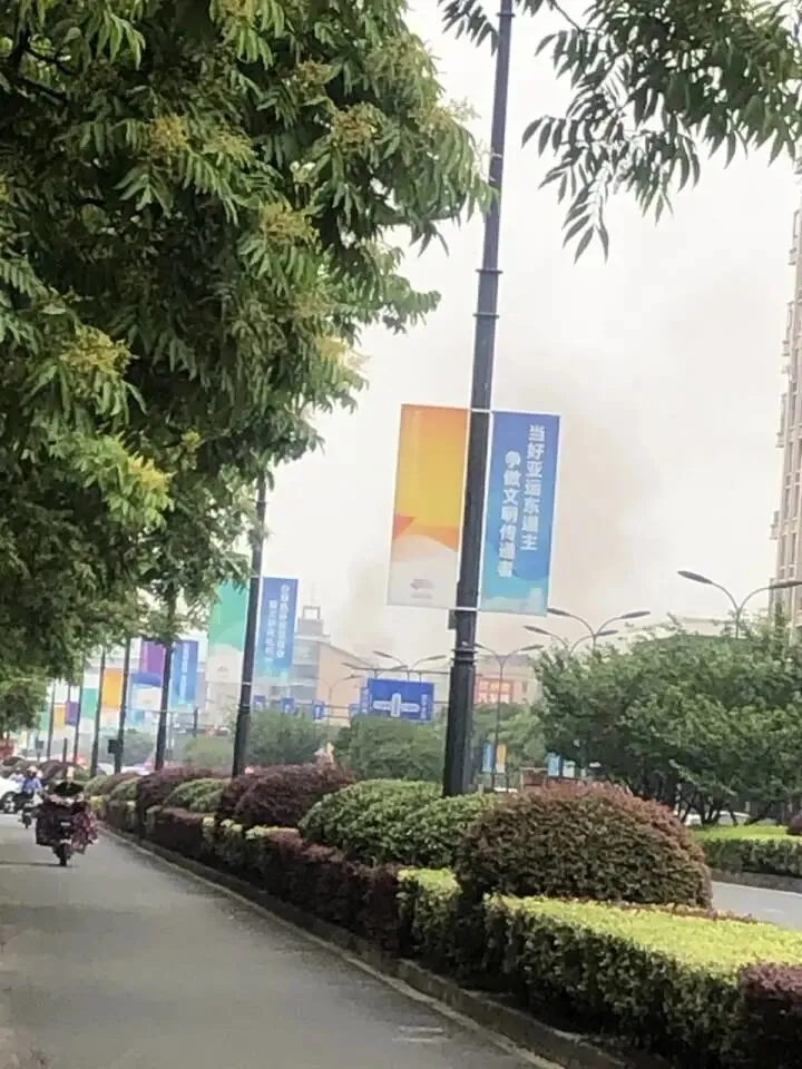 杭州一市场发生火灾,救援正在进行