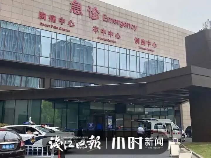 杭州一市场发生火灾,救援正在进行