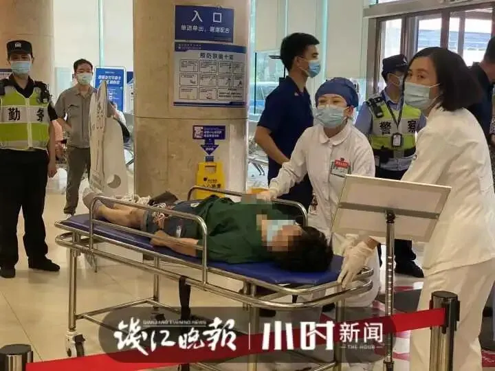 杭州一市场发生火灾,救援正在进行