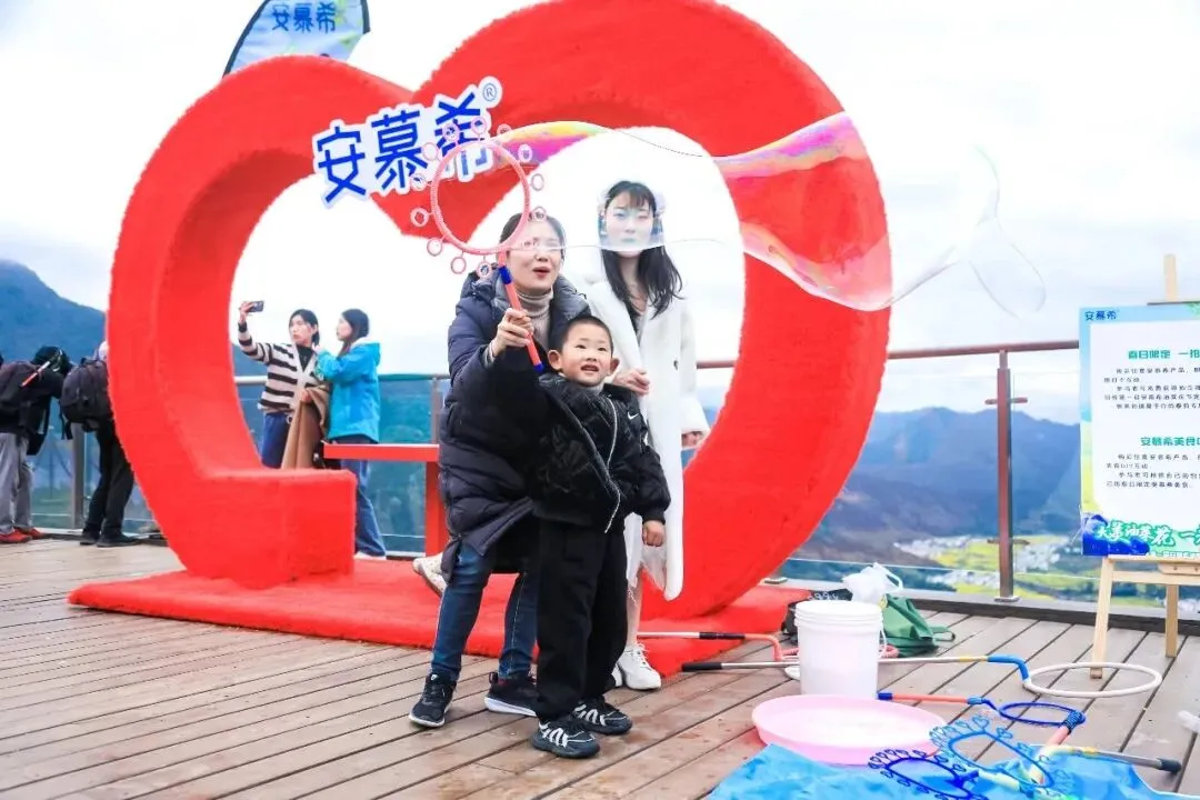 扎堆做“春日营销”,为什么只有伊利让人上头?