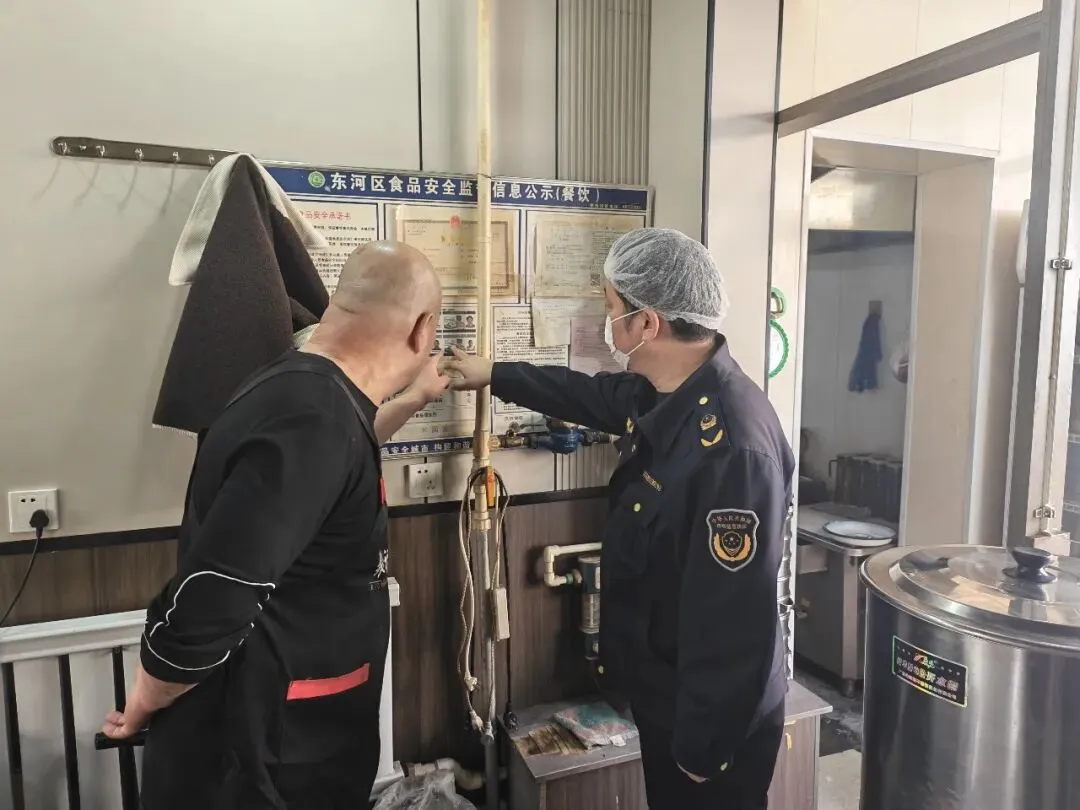 西脑包市场监督管理所开展网络餐饮食品安全检查 守护群众“舌尖上的安全”