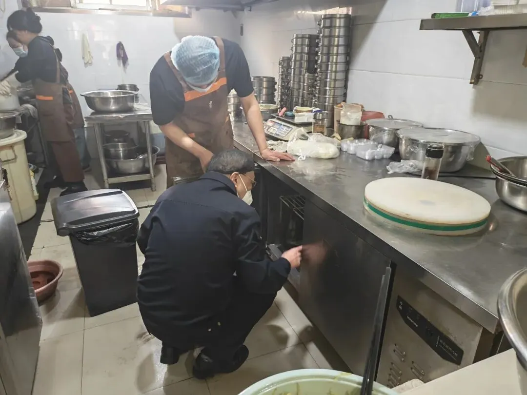 西脑包市场监督管理所开展网络餐饮食品安全检查 守护群众“舌尖上的安全”