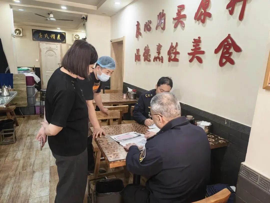 西脑包市场监督管理所开展网络餐饮食品安全检查 守护群众“舌尖上的安全”