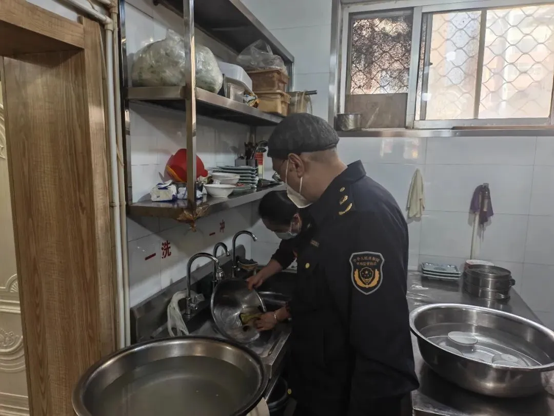 西脑包市场监督管理所开展网络餐饮食品安全检查 守护群众“舌尖上的安全”