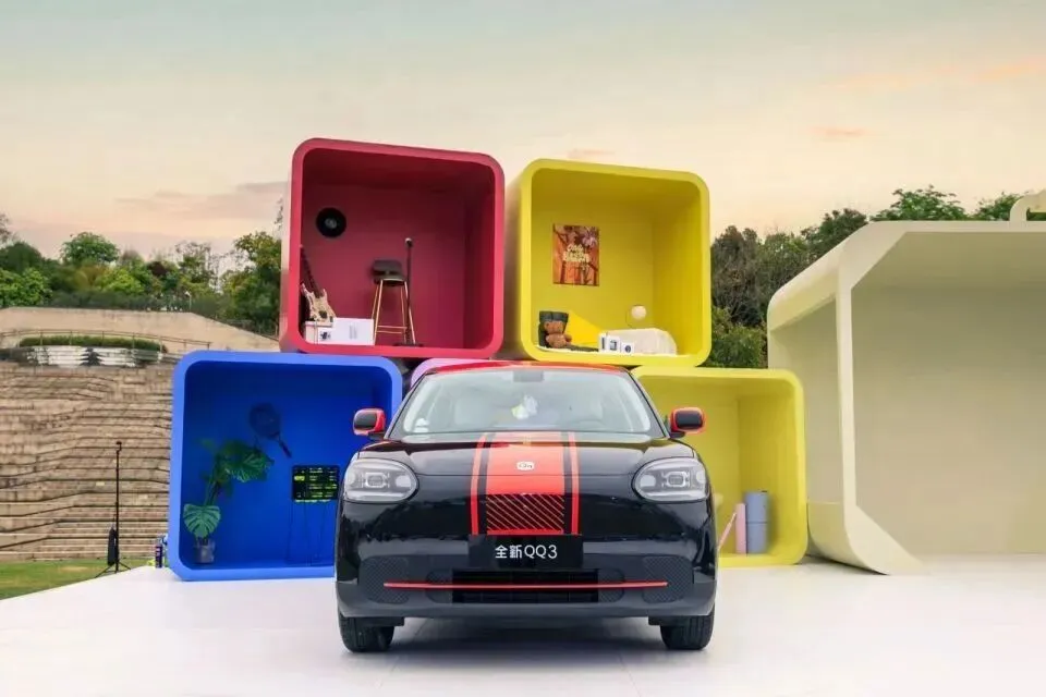 当小车市场陷入"配置军备竞赛",全新QQ3选择做一台"反内卷"的生活主力车