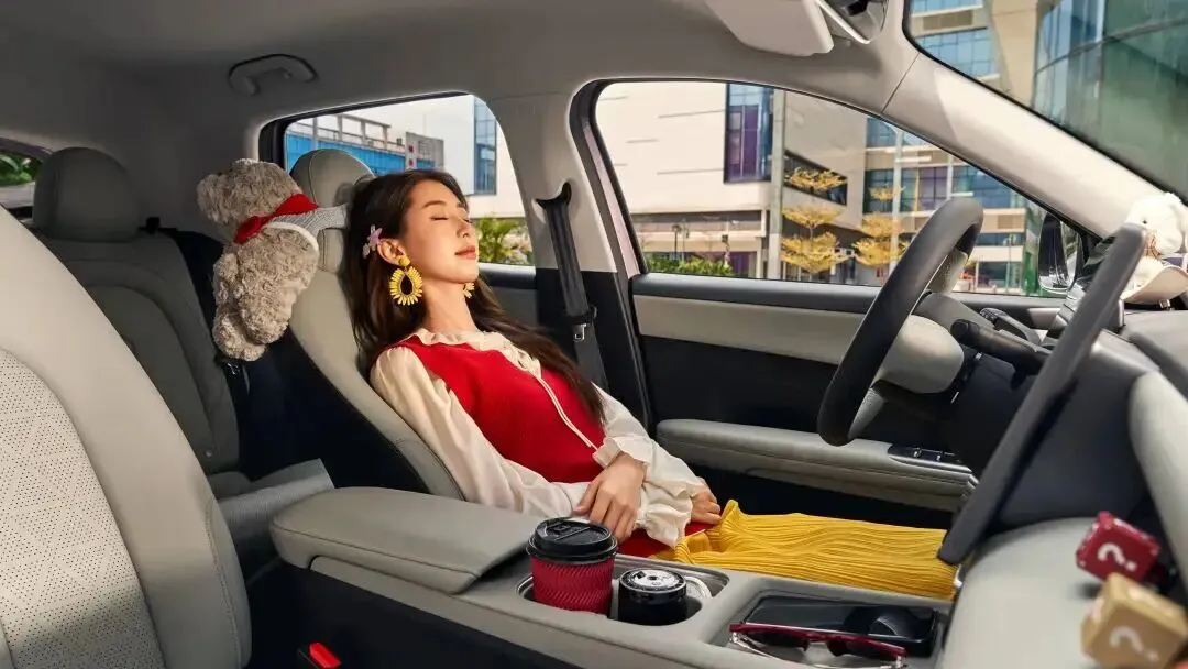 当小车市场陷入"配置军备竞赛",全新QQ3选择做一台"反内卷"的生活主力车