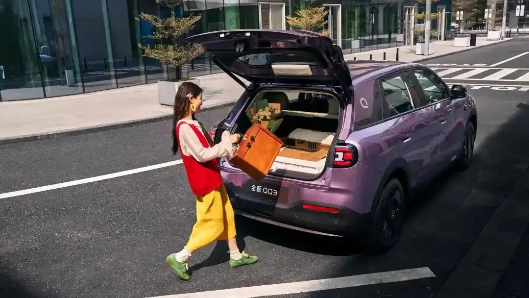 当小车市场陷入"配置军备竞赛",全新QQ3选择做一台"反内卷"的生活主力车