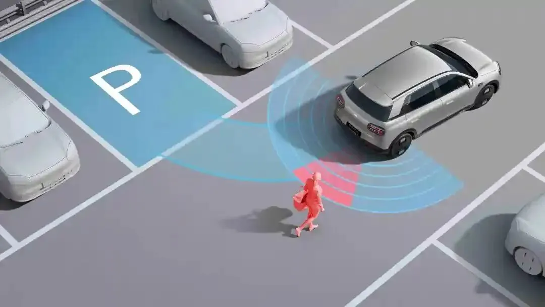 当小车市场陷入"配置军备竞赛",全新QQ3选择做一台"反内卷"的生活主力车