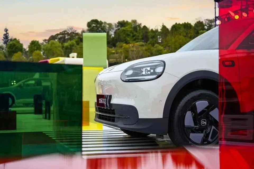 当小车市场陷入"配置军备竞赛",全新QQ3选择做一台"反内卷"的生活主力车