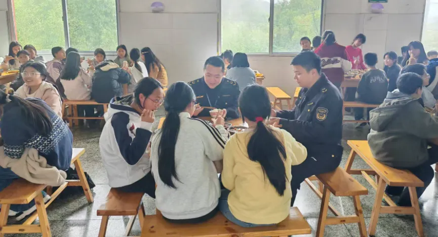 健康贵溪丨市市场监管局多措并举守护师生“舌尖上的安全”