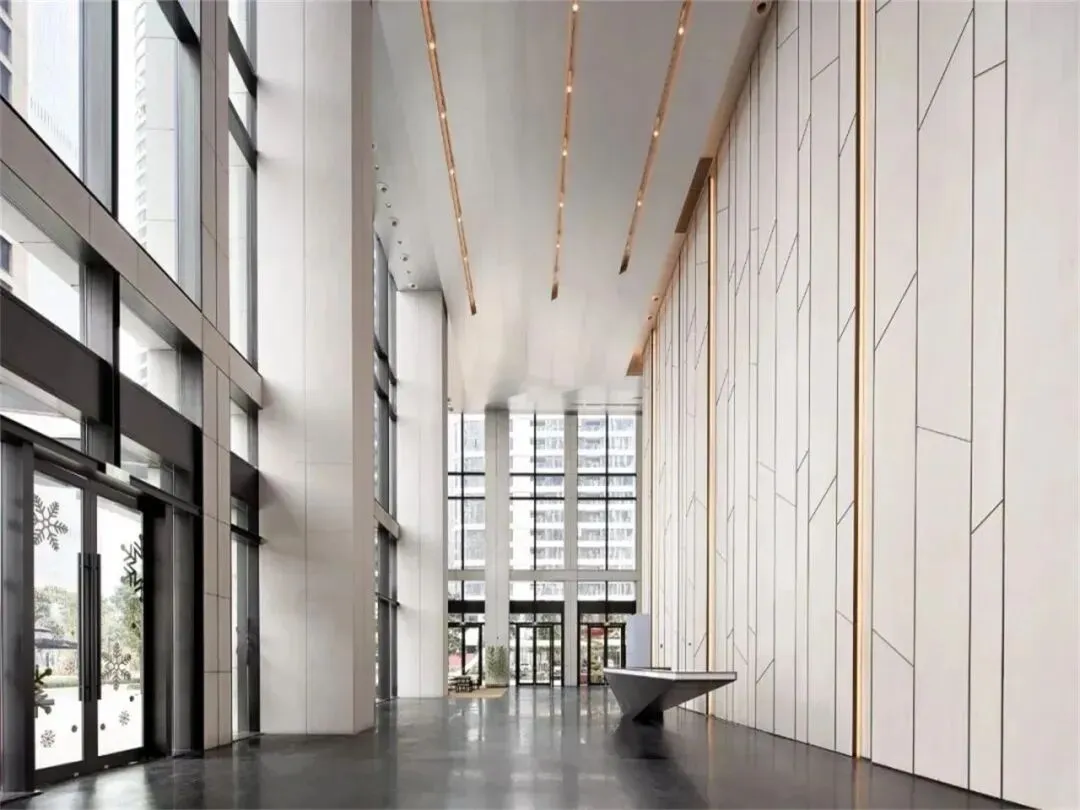 萧山办公室中的天花板,终究没能抗住市场的重压