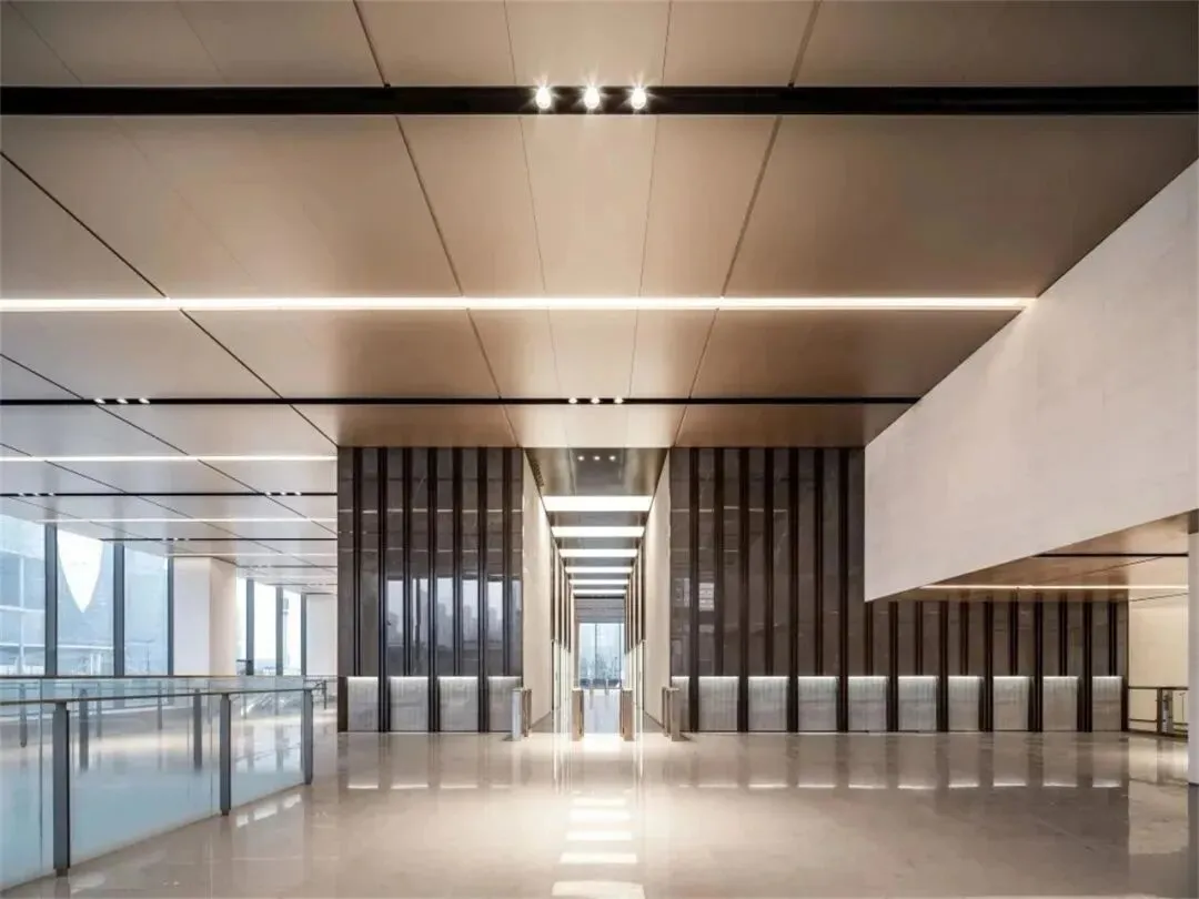 萧山办公室中的天花板,终究没能抗住市场的重压